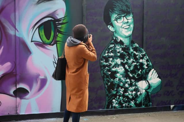 A new mural in tribute to murdered journalist Lyra McKee has appeared outside the Sunflower bar in Belfast