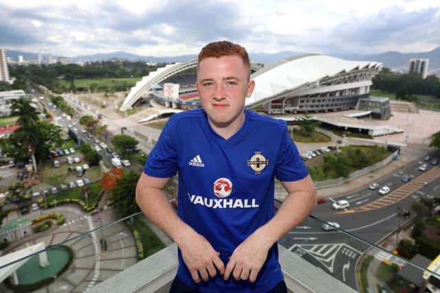Shayne Lavery has agreed a one-year deal to join Linfield