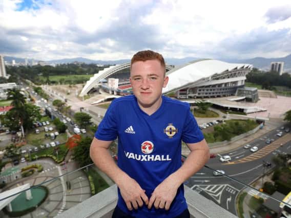 Shayne Lavery has agreed a one-year deal to join Linfield