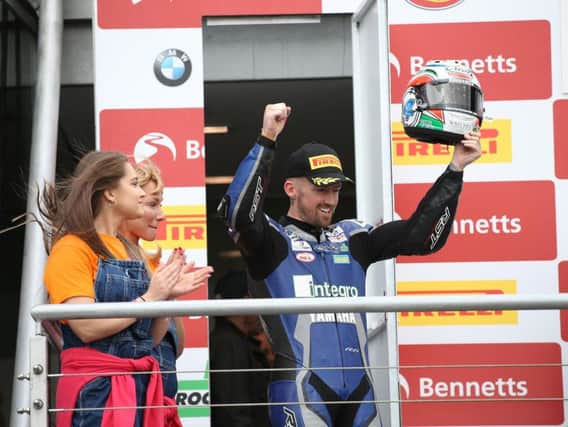 Jack Kennedy has slashed Alastair Seeley's British Supersport title lead to five points after winning the Sprint race at Knockhill on Sunday.