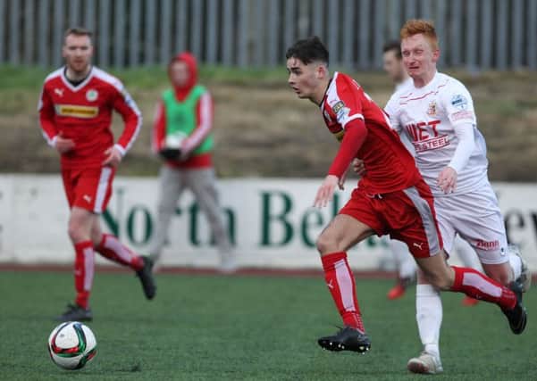 Cliftonvilles Jay Donnelly skips past Robert Garrett