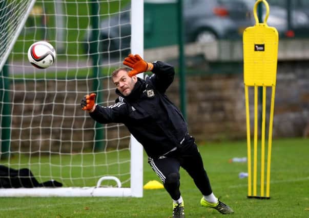 Northern Ireland goalkeeper Roy Carroll has signed for Linfield
