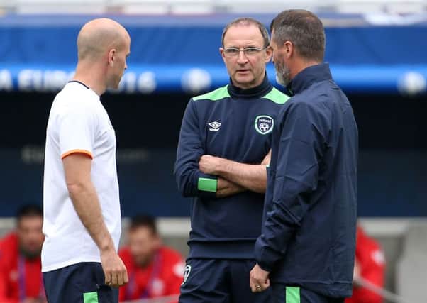 Republic of Ireland manager Martin O'Neill (centre) with assistant Roy Keane (right) during a training session at the Stade de Bordeaux