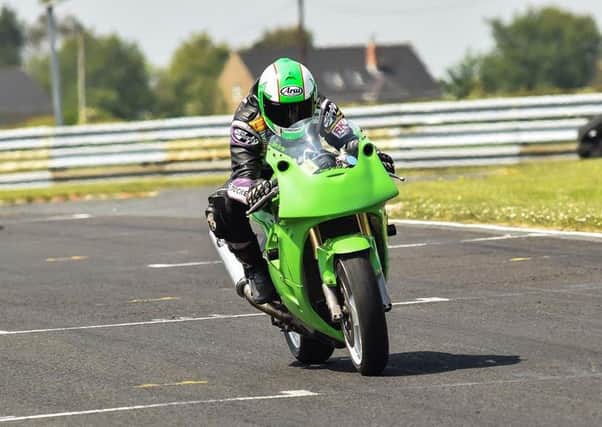 Loris Britton in action during a track day on a Kawasaki ZXR400.