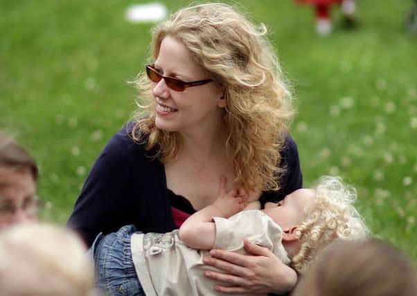 The health minister has announced plans to protect mothers who breastfeed in public