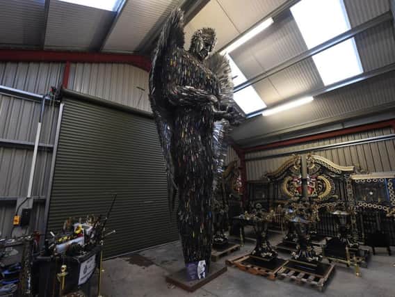 The sculpture of anangelcrafted from thousands of knives