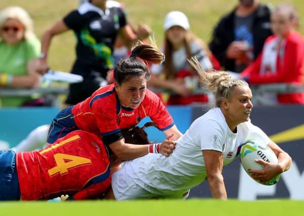 England's Kay Wilson scores a try despite the efforts of Spain's Maria Casado and Amaia Erbina