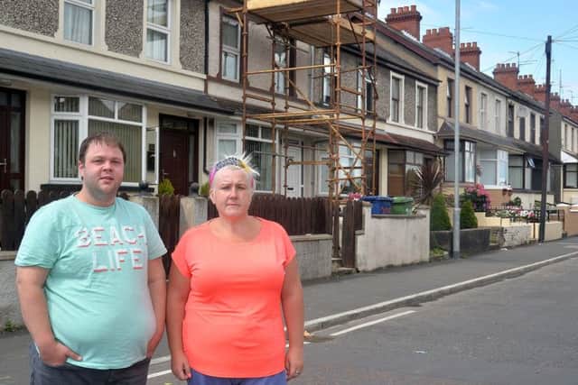 Community worker Elaine Sterritt and SDLP representative John Creaney pictured at Bognor Terrace where one of the houses has a rat infestsation problem. INPT32-201.